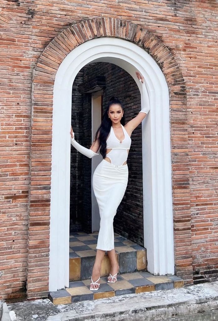 Sao Việt hôm nay 25/11: Hoa hậu Đỗ Mỹ Linh diện style "thư ký Kim" đi làm