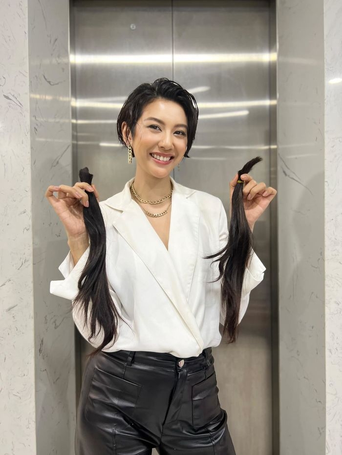 Sao Việt hôm nay 25/11: Hoa hậu Đỗ Mỹ Linh diện style "thư ký Kim" đi làm