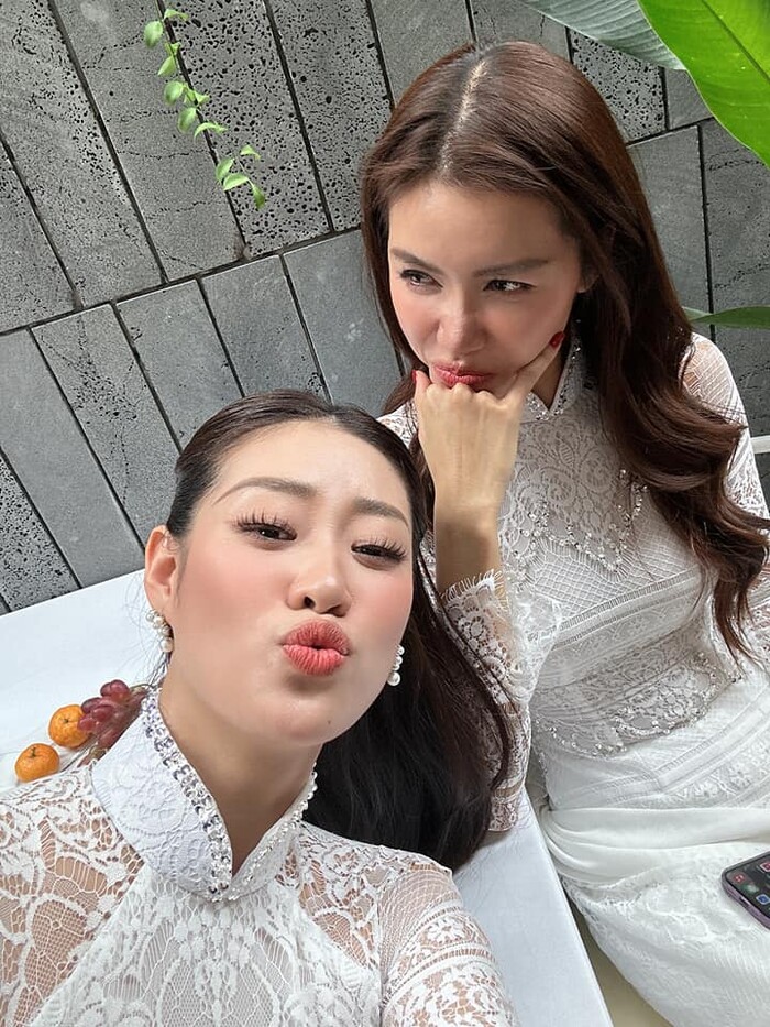 Đi bê tráp cùng hội "chị chị em em", Minh Tú bị netizen trêu đùa: "Rồi khi nào lấy chồng?" Đi bê tráp cùng hội "chị chị em em", Minh Tú bị netizen trêu đùa: "Rồi khi nào lấy chồng?"