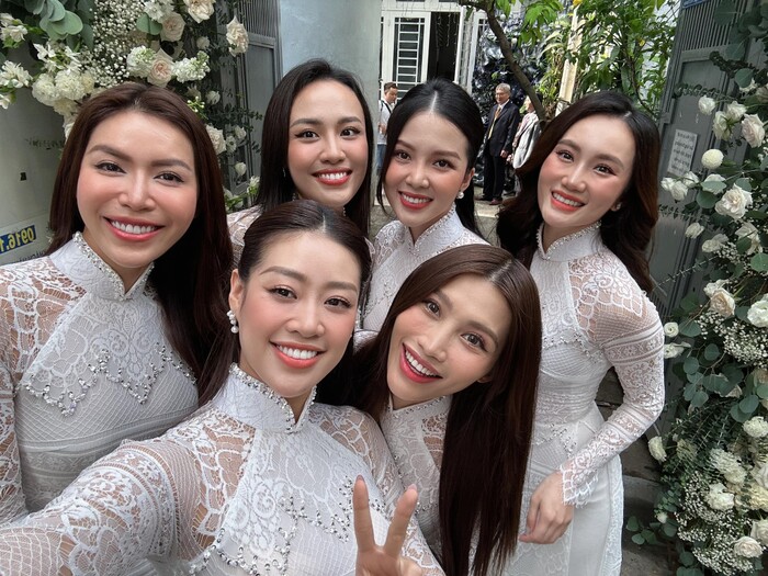 Đi bê tráp cùng hội "chị chị em em", Minh Tú bị netizen trêu đùa: "Rồi khi nào lấy chồng?" Đi bê tráp cùng hội "chị chị em em", Minh Tú bị netizen trêu đùa: "Rồi khi nào lấy chồng?"