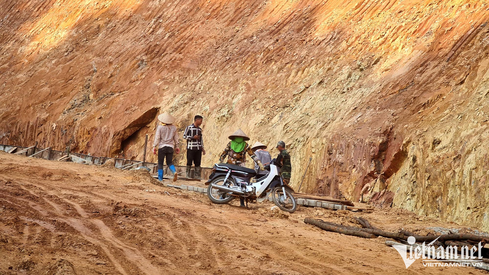 Hòa Bình gấp rút xây đường, phủ bạt vạn tấn rác bủa vây thành phố Hòa Bình gấp rút xây đường, phủ bạt vạn tấn rác bủa vây thành phố