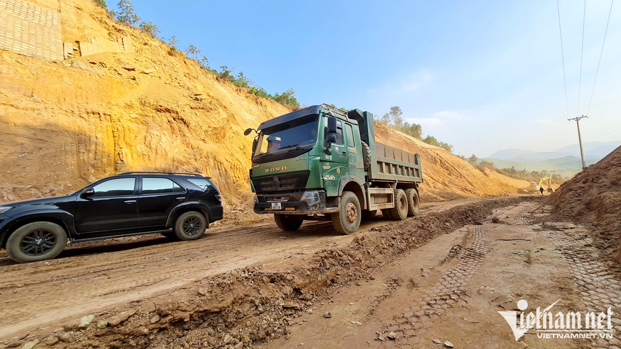 Hòa Bình gấp rút xây đường, phủ bạt vạn tấn rác bủa vây thành phố Hòa Bình gấp rút xây đường, phủ bạt vạn tấn rác bủa vây thành phố