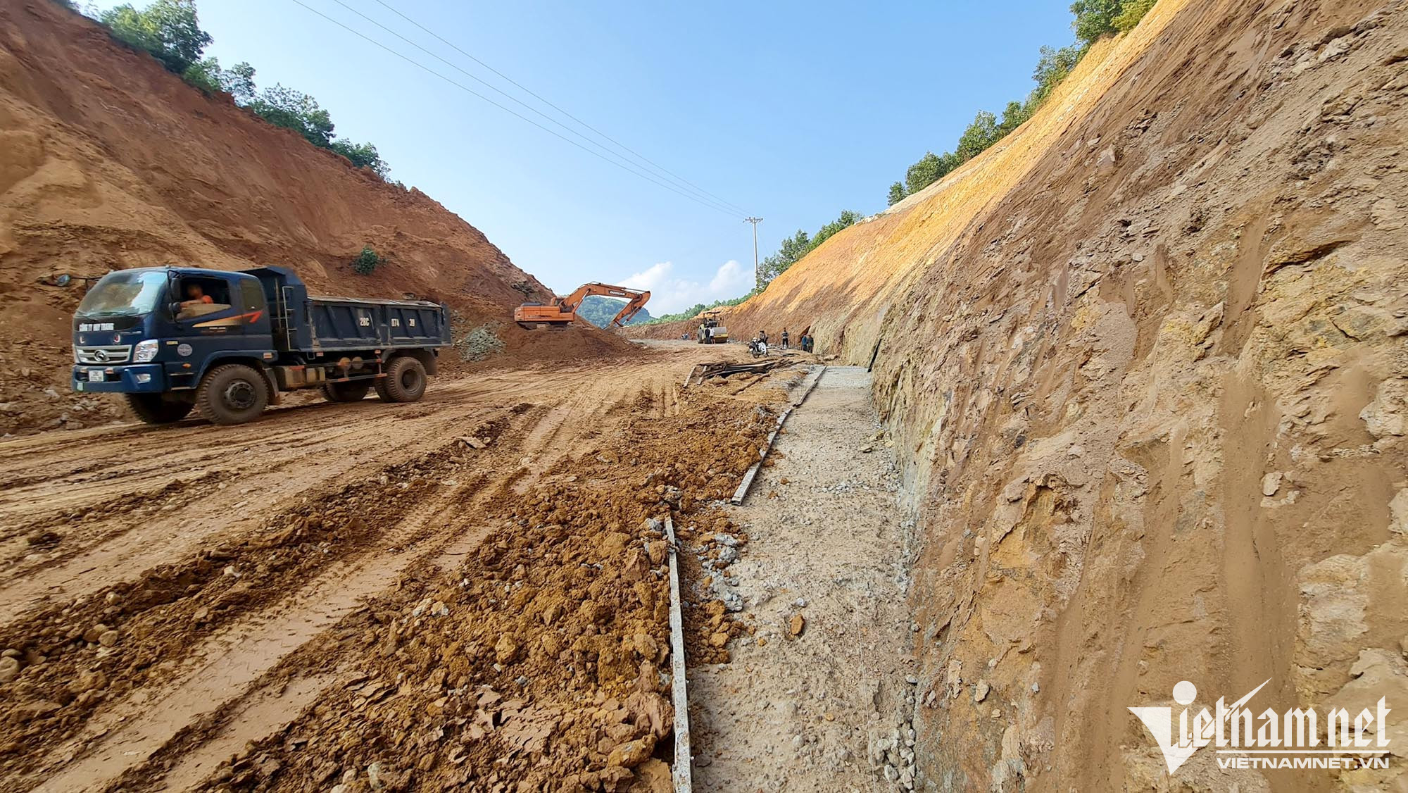 Hòa Bình gấp rút xây đường, phủ bạt vạn tấn rác bủa vây thành phố Hòa Bình gấp rút xây đường, phủ bạt vạn tấn rác bủa vây thành phố