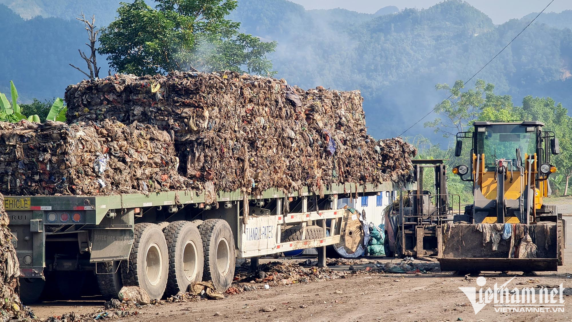 Hòa Bình gấp rút xây đường, phủ bạt vạn tấn rác bủa vây thành phố Hòa Bình gấp rút xây đường, phủ bạt vạn tấn rác bủa vây thành phố
