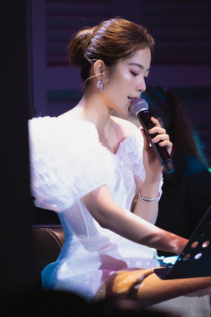 Trước khi bị Bạch Công Khanh "ngó lơ", Nam Em từng ẩn ý chuyện có tình cảm với nam ca sĩ Trước khi bị Bạch Công Khanh "ngó lơ", Nam Em từng ẩn ý chuyện có tình cảm với nam ca sĩ