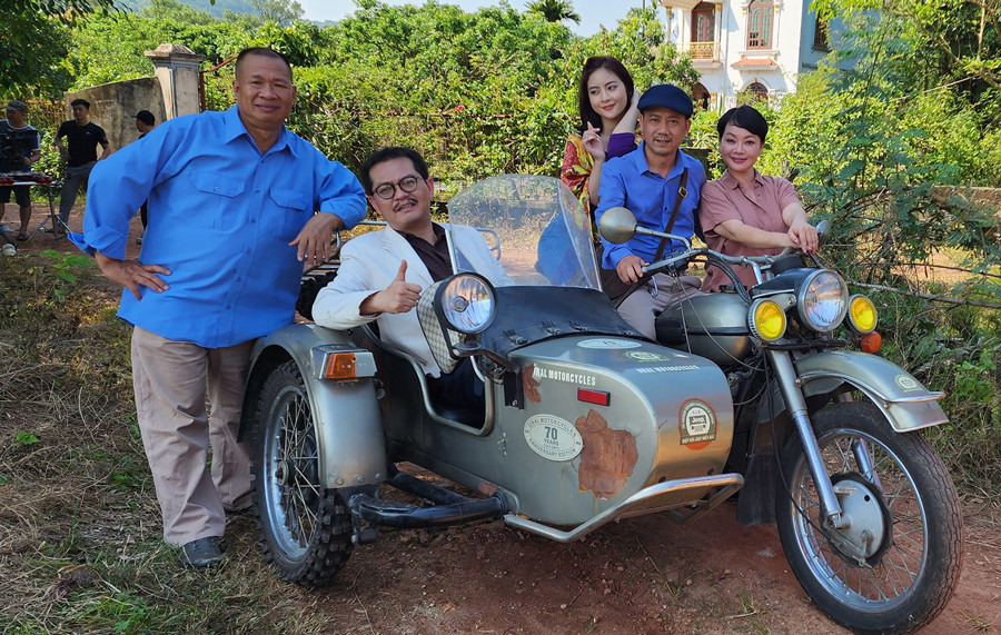 Đạo diễn Bình Trọng chỉ đạo bố NSND Trần Nhượng trong diễn xuất