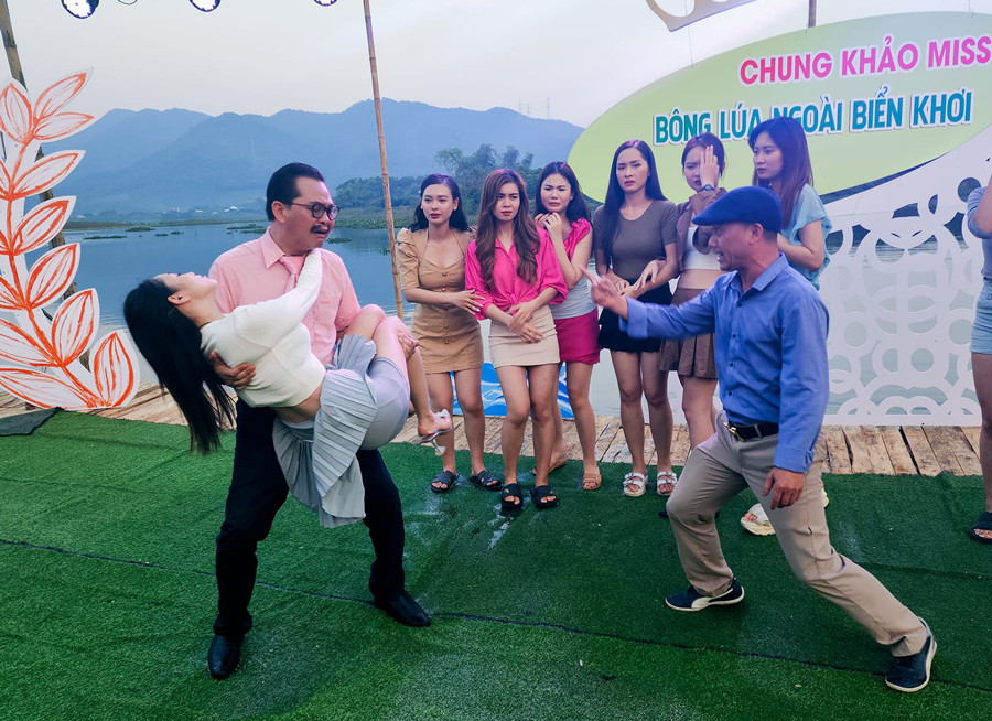 Đạo diễn Bình Trọng chỉ đạo bố NSND Trần Nhượng trong diễn xuất