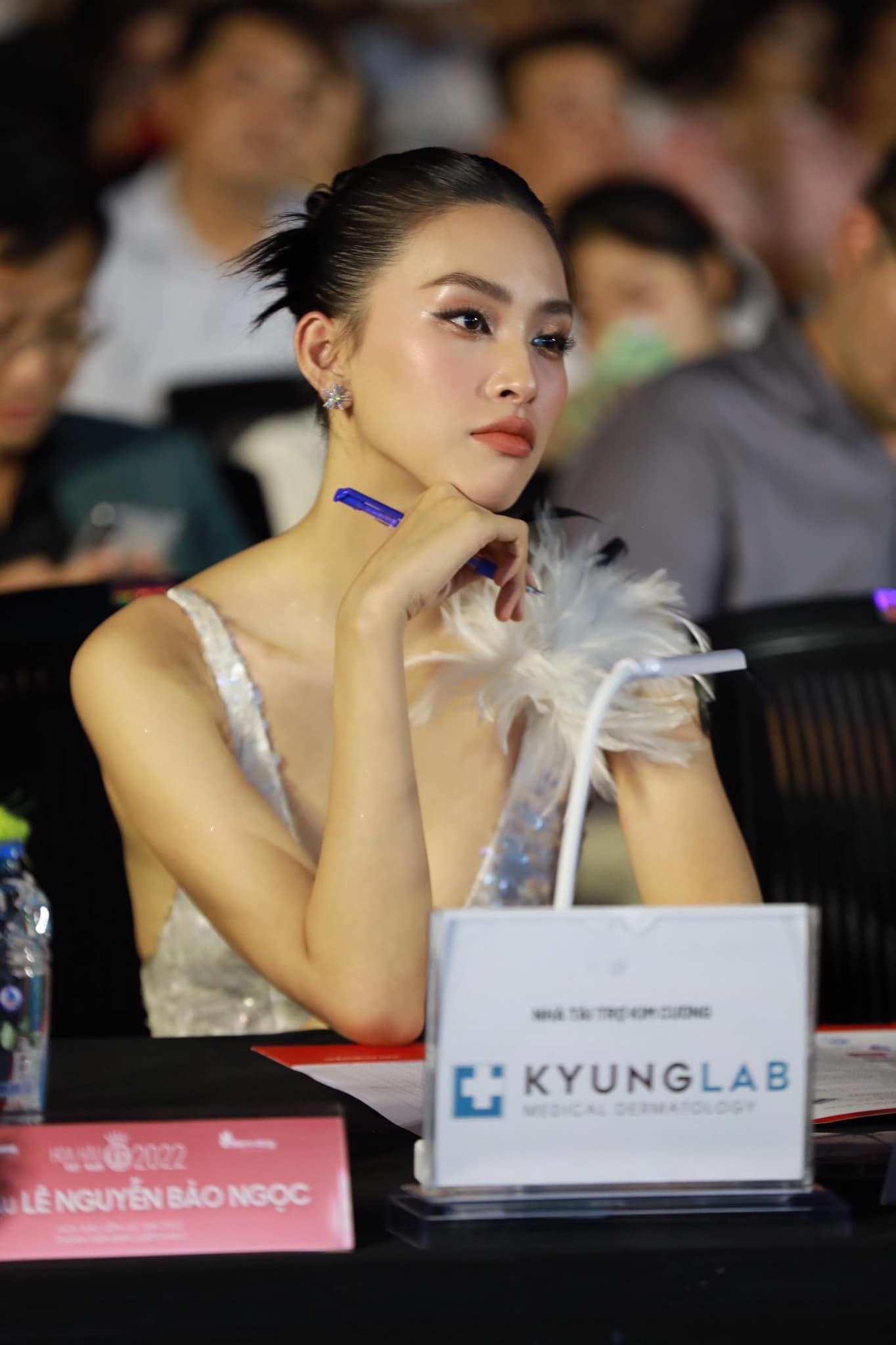 Trần Tiểu Vy khoe nhan sắc "vạn người mê" khi làm giám khảo hoa hậu Trần Tiểu Vy khoe nhan sắc