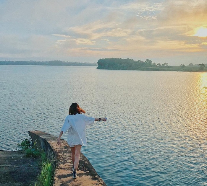 Tận hưởng cảnh sắc thiên nhiên yên bình tại hồ Trị An Tận hưởng cảnh sắc thiên nhiên yên bình tại hồ Trị An