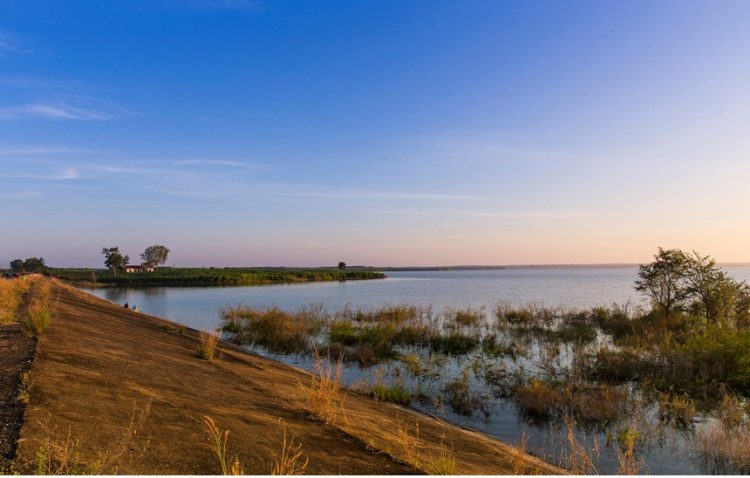 Tận hưởng cảnh sắc thiên nhiên yên bình tại hồ Trị An Tận hưởng cảnh sắc thiên nhiên yên bình tại hồ Trị An