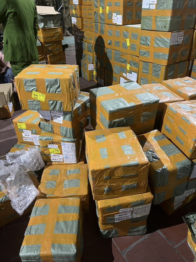 Tạm giữ gần 9.000 sản phẩm máy hút thuốc lá điện tử nghi nhập lậu Tạm giữ gần 9.000 sản phẩm máy hút thuốc lá điện tử nghi nhập lậu