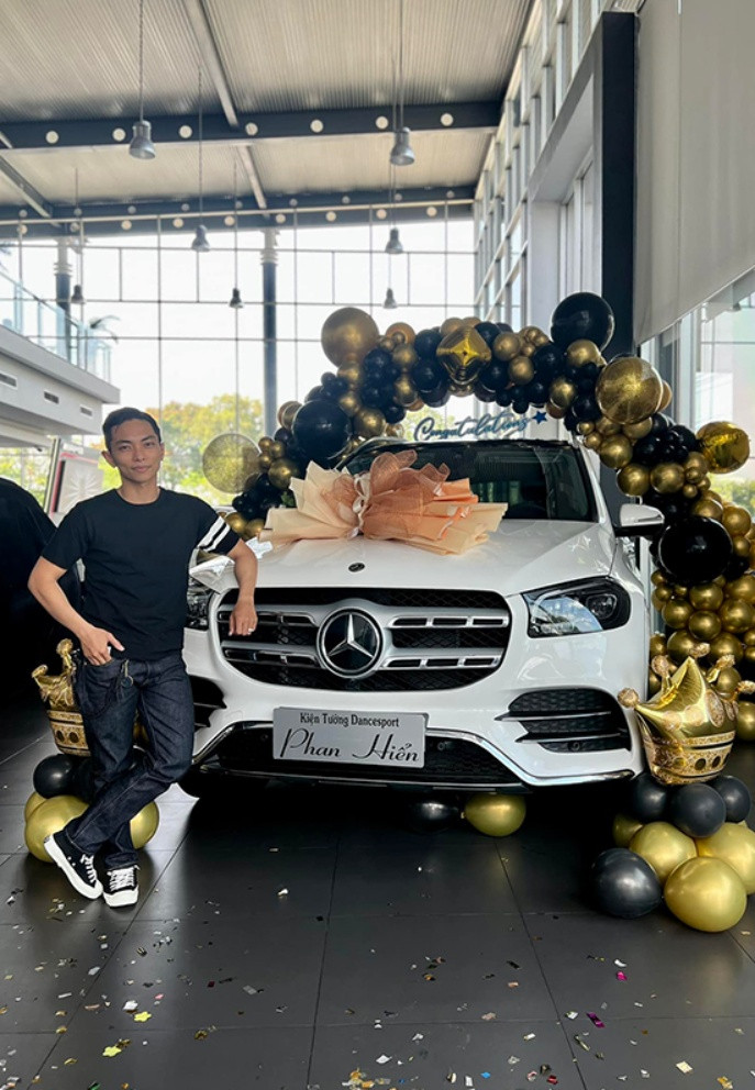 Phan Hiển mua xe 5 tỷ sau lễ cưới với Khánh Thi, NSND Trung Anh hạnh phúc bên bà xã Phan Hiển mua xe 5 tỷ sau lễ cưới với Khánh Thi, NSND Trung Anh hạnh phúc bên bà xã