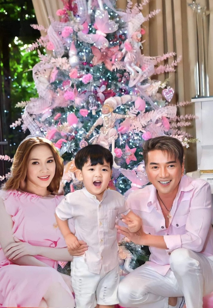 Phan Hiển mua xe 5 tỷ sau lễ cưới với Khánh Thi, NSND Trung Anh hạnh phúc bên bà xã Phan Hiển mua xe 5 tỷ sau lễ cưới với Khánh Thi, NSND Trung Anh hạnh phúc bên bà xã