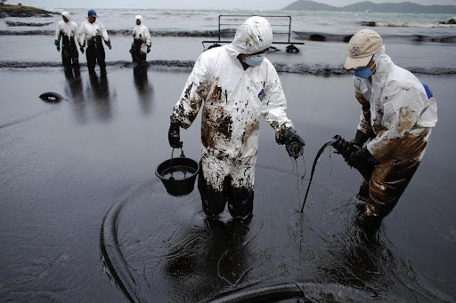 Nga thu gom hơn 168.000 tấn đất bị ô nhiễm sau sự cố tràn dầu