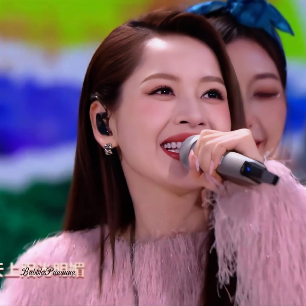 Chi Pu giới thiệu ca khúc "Tết Tết Tết Tết đến rồi" với khán giả Trung Quốc