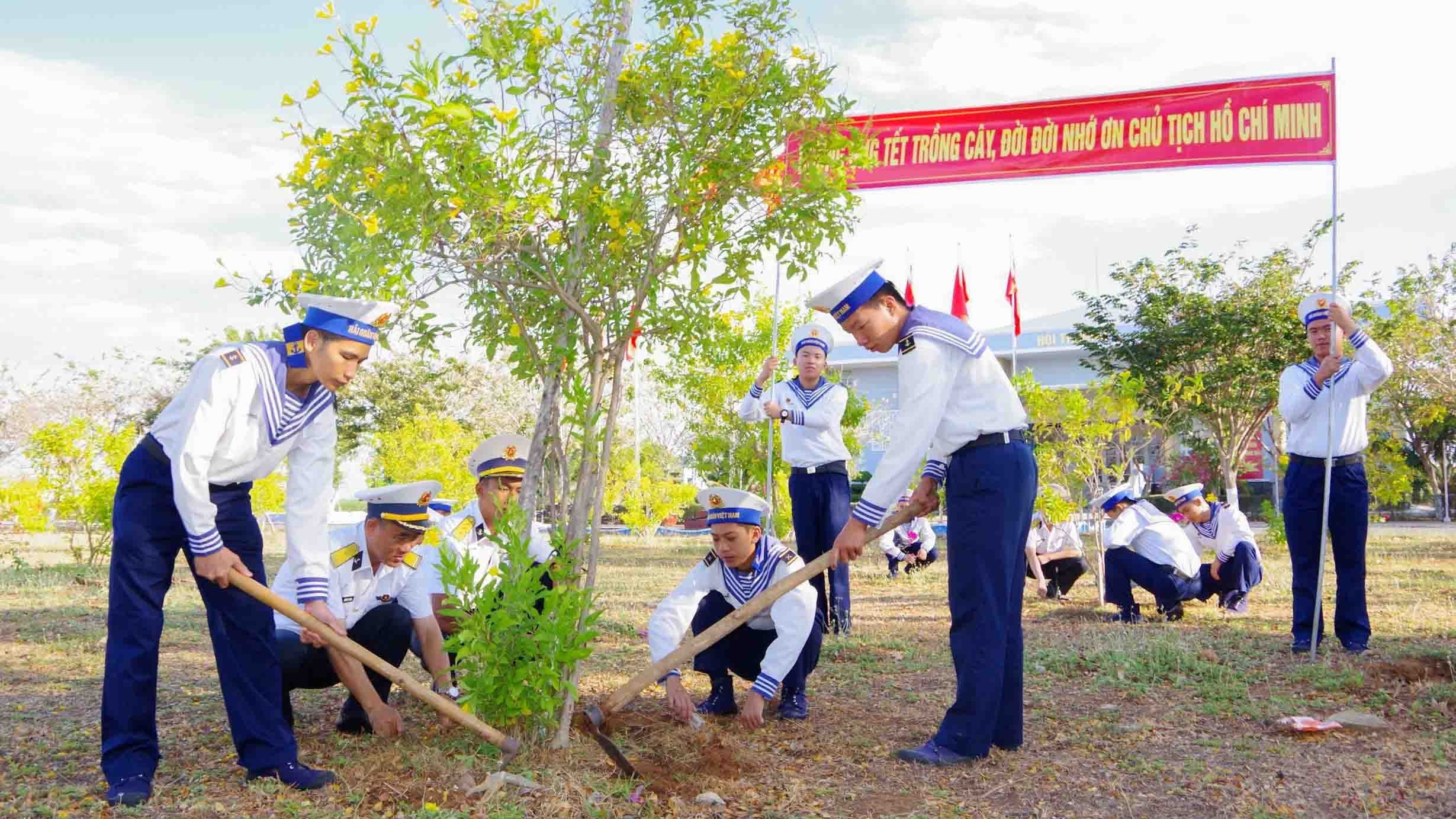 Lan tỏa phong trào trồng cây xanh trong lực lượng hải quân đầu năm mới