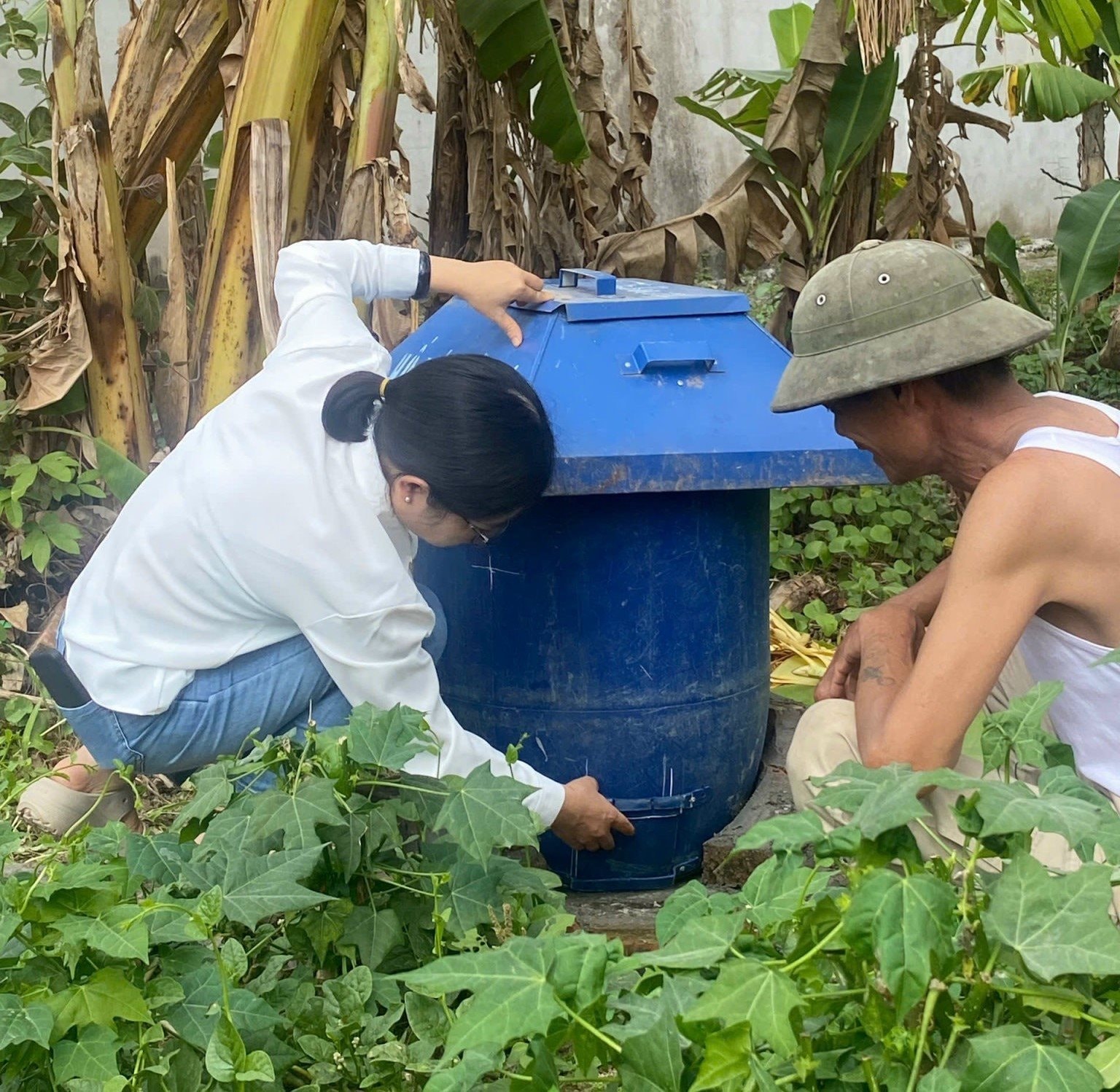 Tứ Kỳ (Hải Dương): Phụ nữ Kỳ Sơn làm men vi sinh “biến rác thành phân” Tứ Kỳ (Hải Dương): Phụ nữ Kỳ Sơn làm men vi sinh “biến rác thành phân”