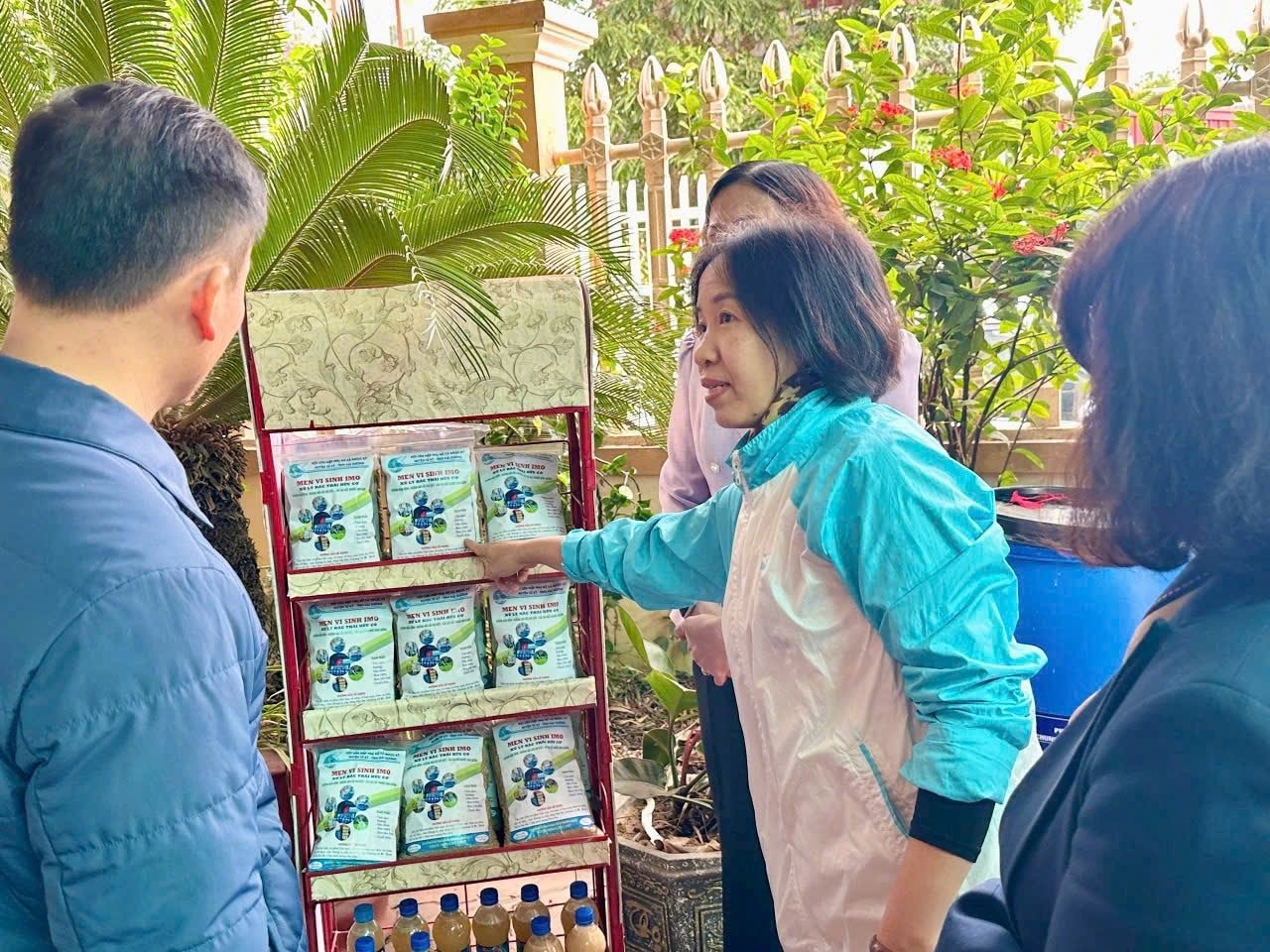 Tứ Kỳ (Hải Dương): Phụ nữ Kỳ Sơn làm men vi sinh “biến rác thành phân” Tứ Kỳ (Hải Dương): Phụ nữ Kỳ Sơn làm men vi sinh “biến rác thành phân”