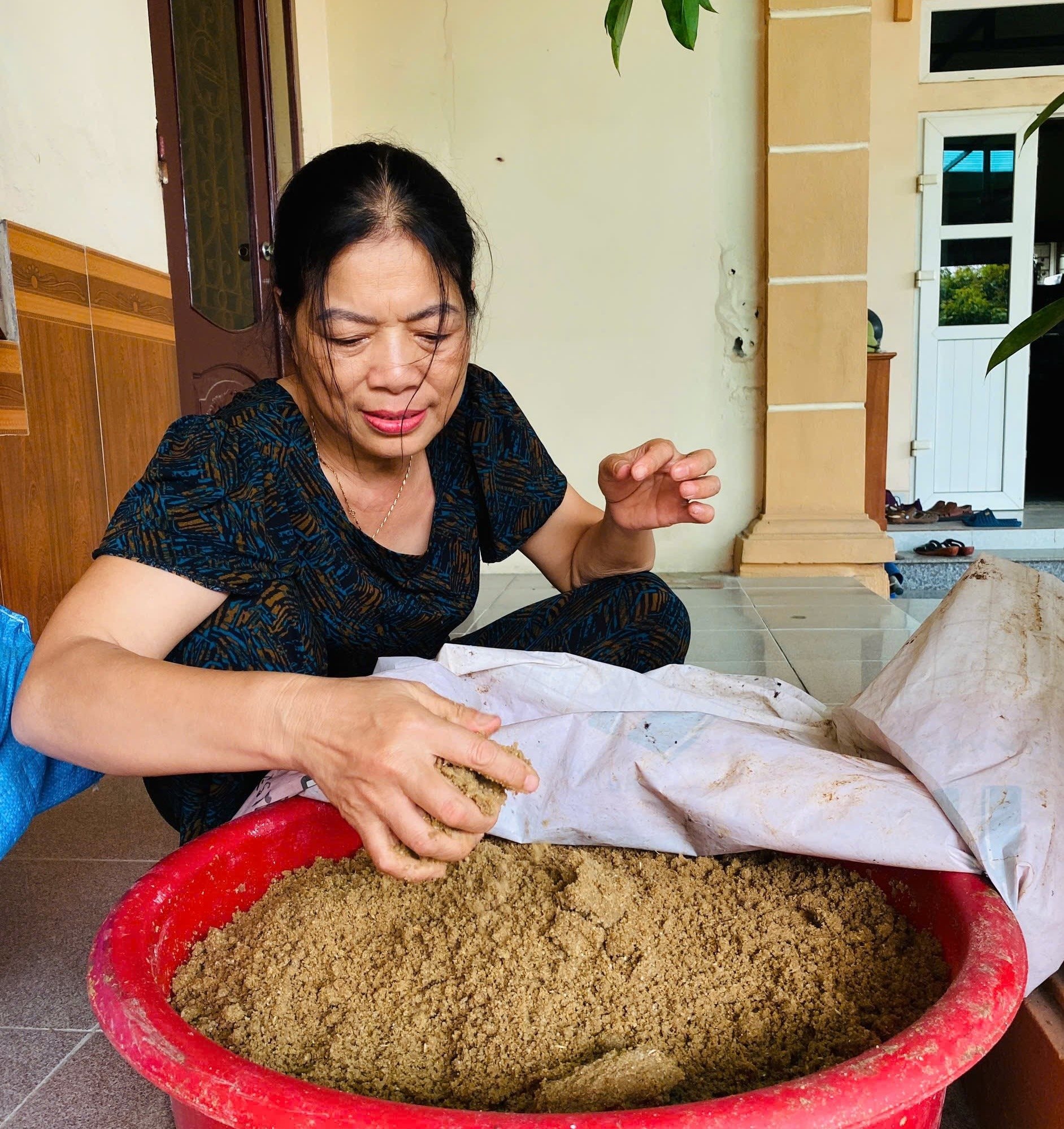 Tứ Kỳ (Hải Dương): Phụ nữ Kỳ Sơn làm men vi sinh “biến rác thành phân” Tứ Kỳ (Hải Dương): Phụ nữ Kỳ Sơn làm men vi sinh “biến rác thành phân”