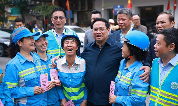 "Chiến sĩ áo xanh thầm lặng" giúp thành phố luôn sáng - xanh - sạch - đẹp