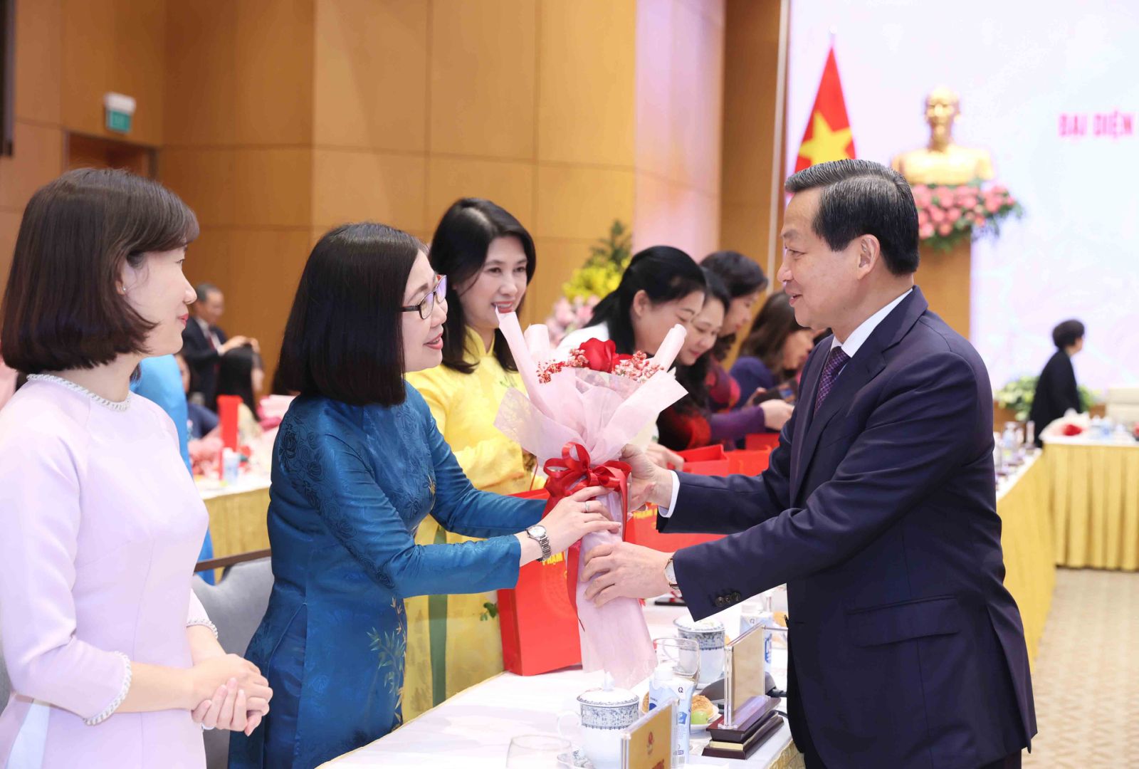 Tỏa sáng phẩm chất cao đẹp của người Phụ nữ Việt Nam, xây dựng đất nước phồn vinh, thịnh vượng