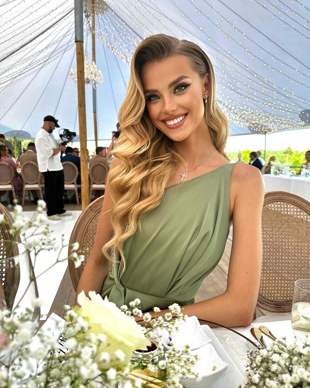 Nhan sắc đẹp như búp bê của tân Hoa hậu thế giới 2024 Nhan sắc đẹp như búp bê của tân Hoa hậu thế giới 2024