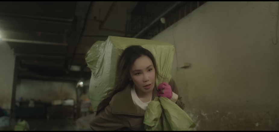 Hồ Quỳnh Hương cùng H"Hen Niê làm bốc vác khu chợ cá