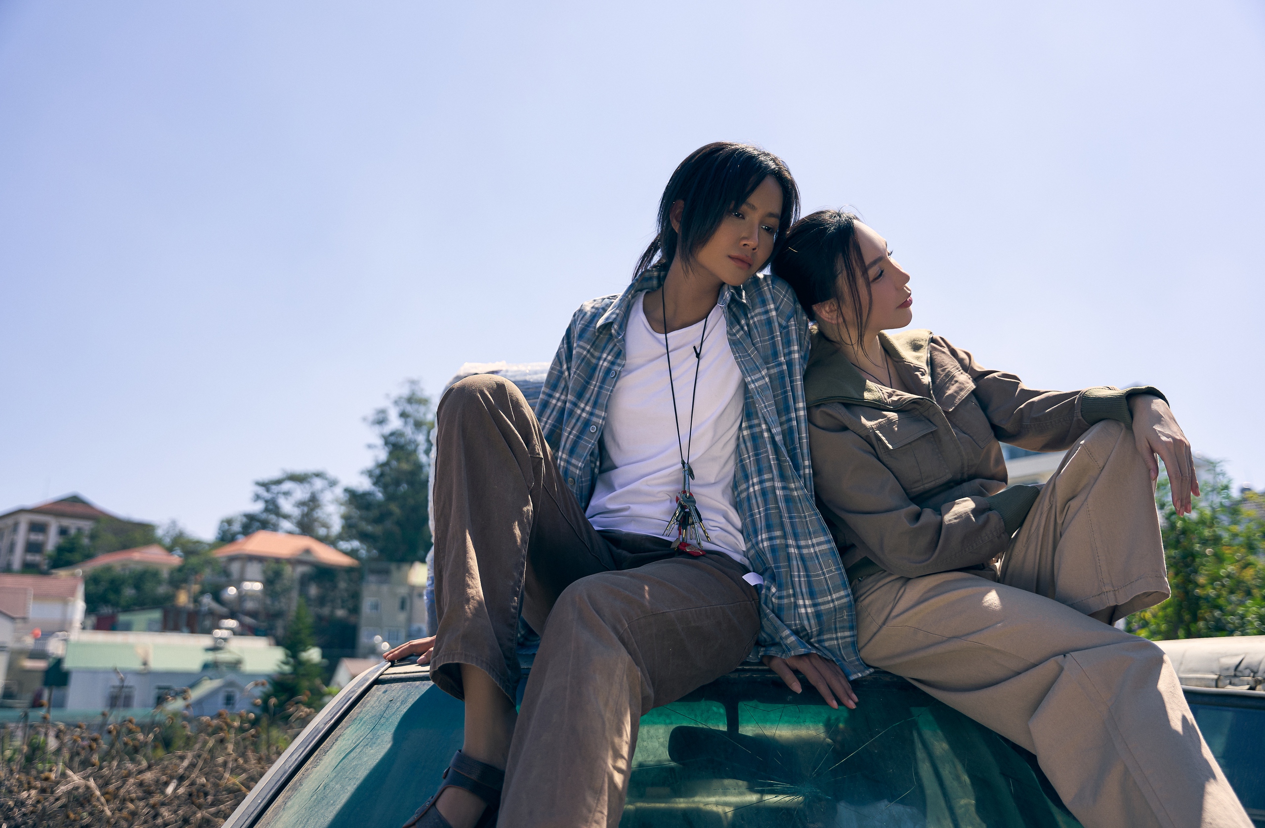 Hồ Quỳnh Hương cùng H"Hen Niê làm bốc vác khu chợ cá