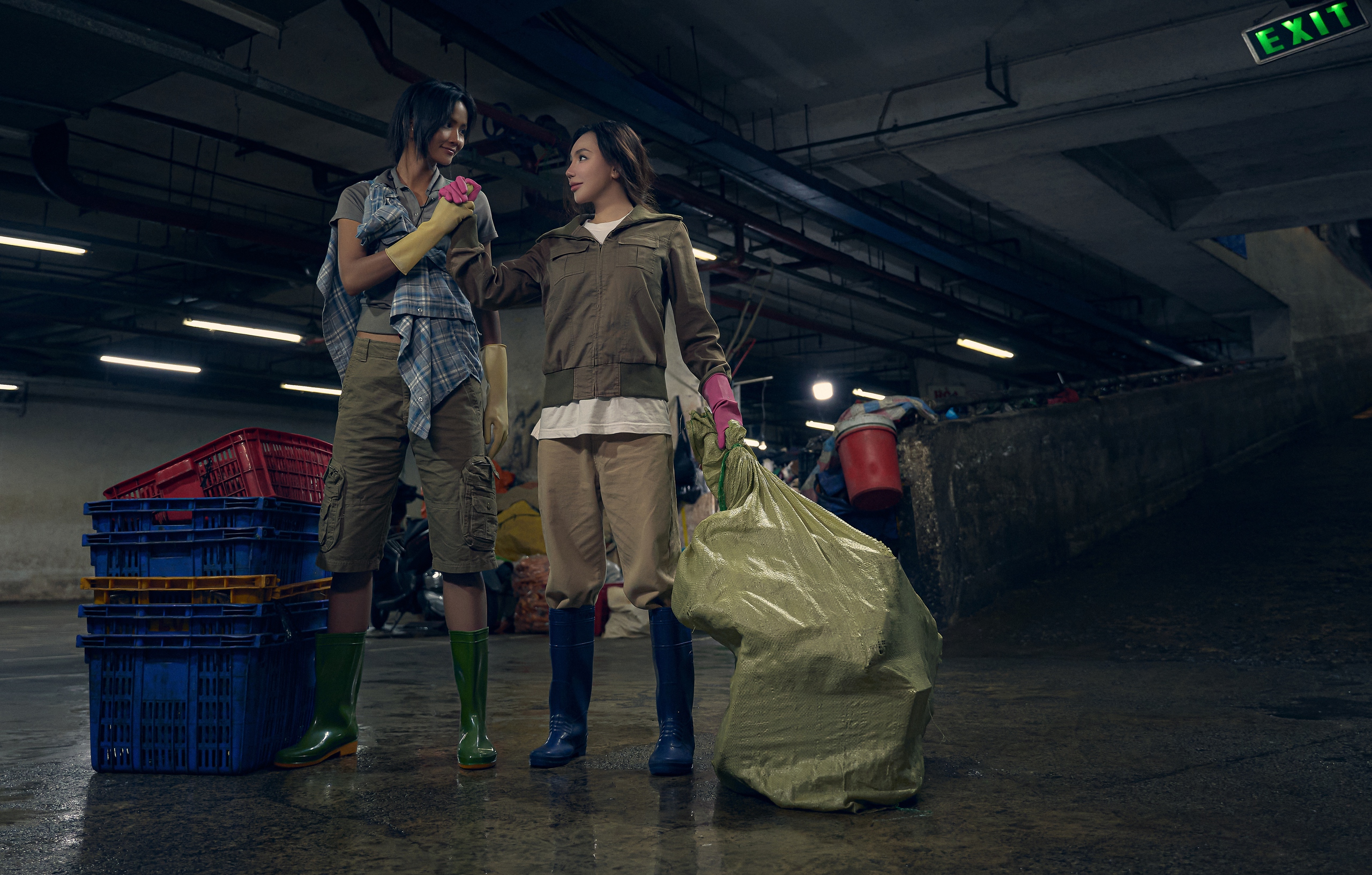 Hồ Quỳnh Hương cùng H"Hen Niê làm bốc vác khu chợ cá