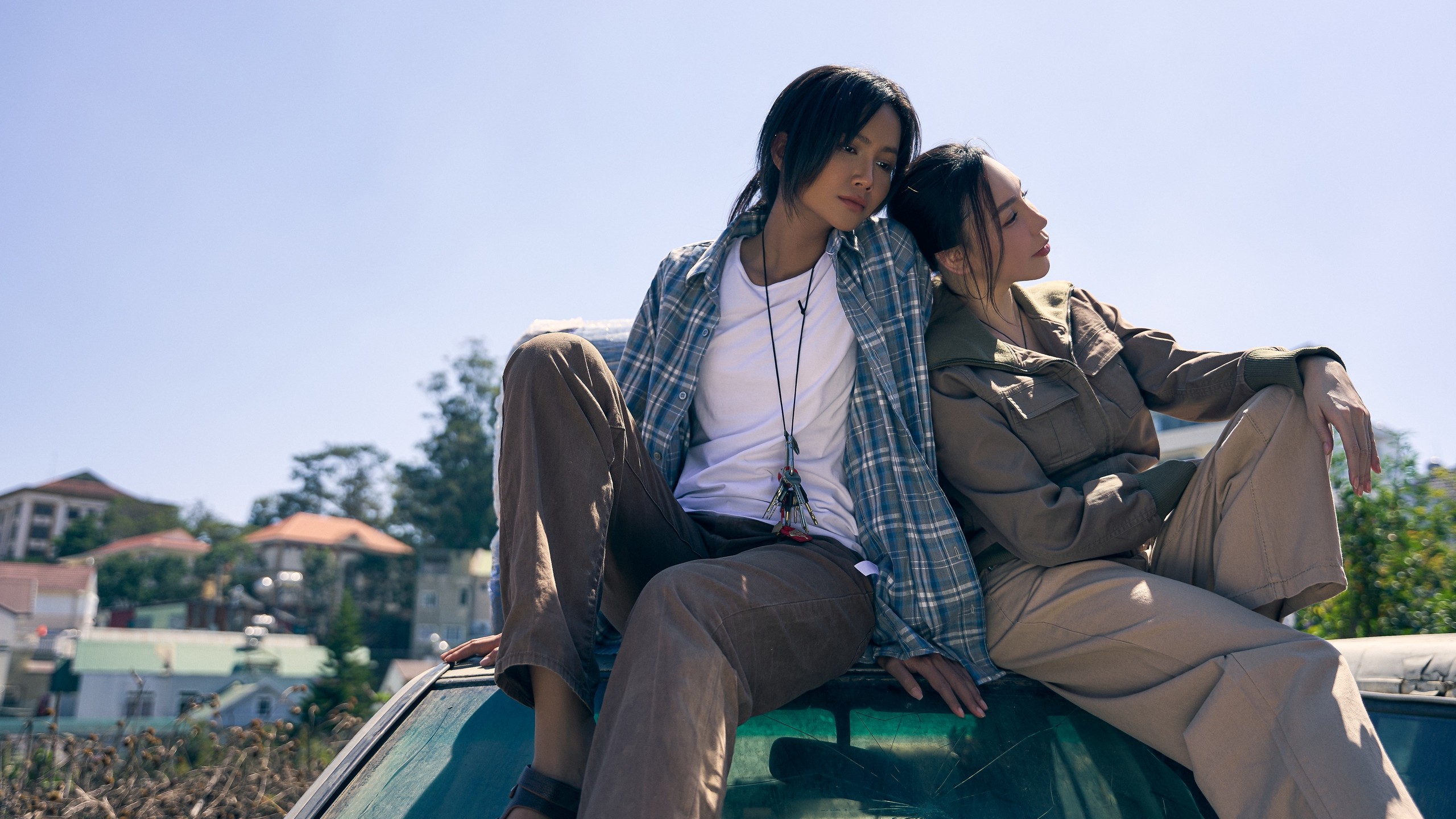 Hồ Quỳnh Hương cùng H"Hen Niê làm bốc vác khu chợ cá