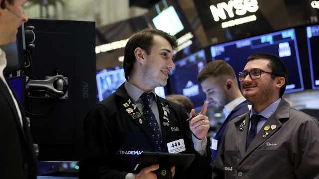 Chứng khoán Mỹ lập kỷ lục mới sau cuộc họp Fed, giá dầu giảm mạnh, bitcoin xanh rực