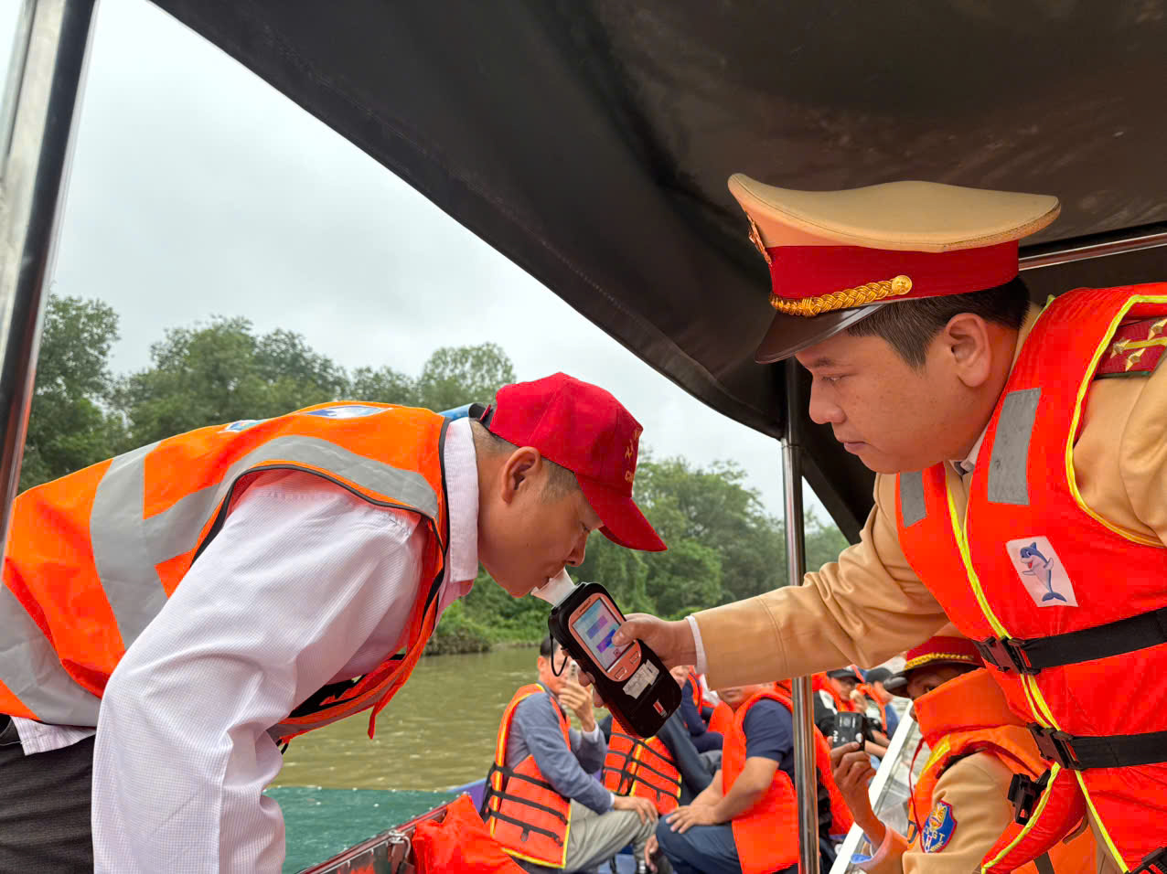 Xử lý nghiêm lái đò để du khách không mặc áo phao tại Lễ hội Chùa Hương- Ảnh 1.