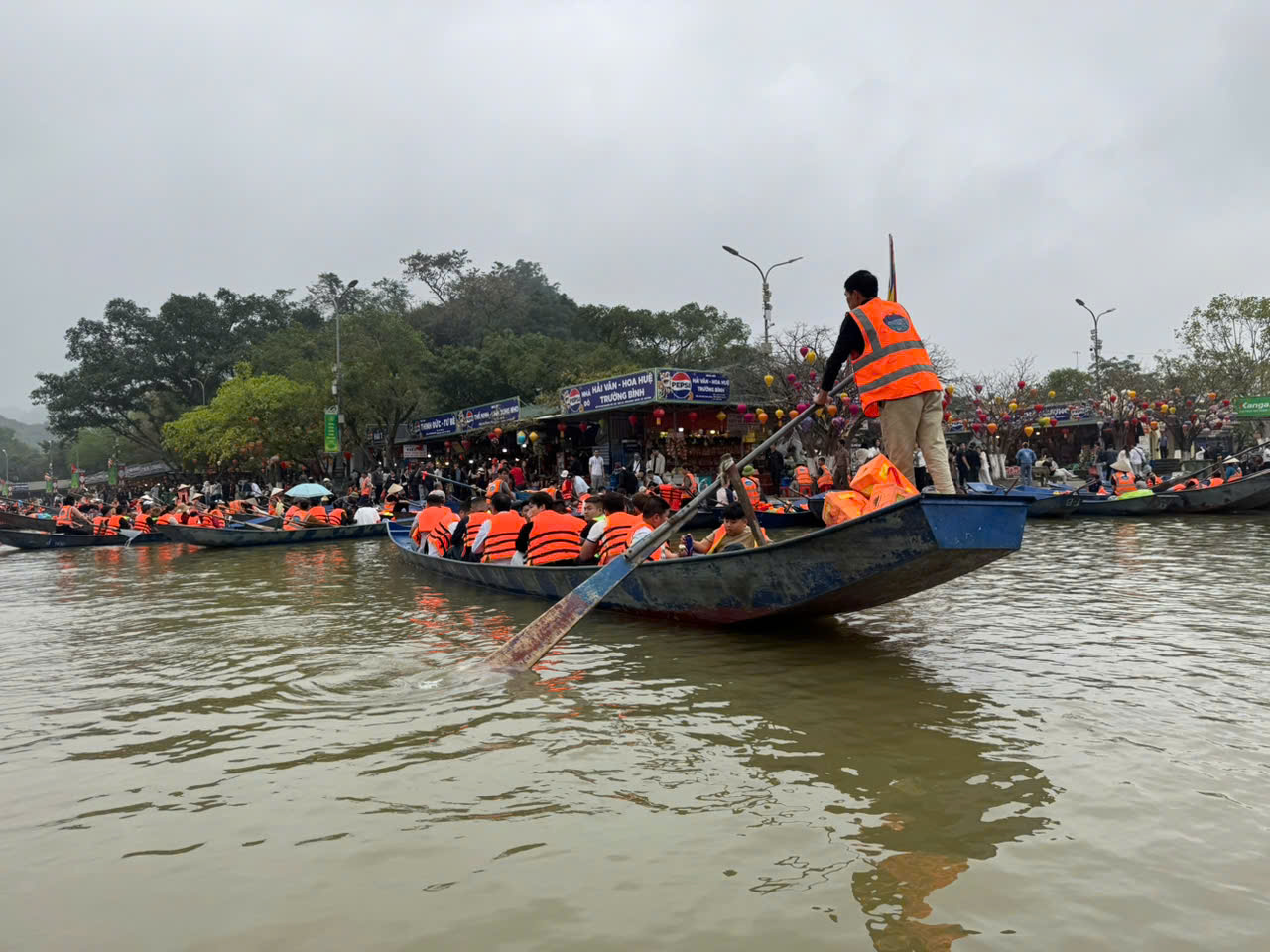 Xử lý nghiêm lái đò để du khách không mặc áo phao tại Lễ hội Chùa Hương