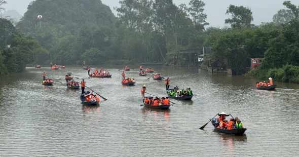 Xử lý nghiêm lái đò để du khách không mặc áo phao tại Lễ hội Chùa Hương