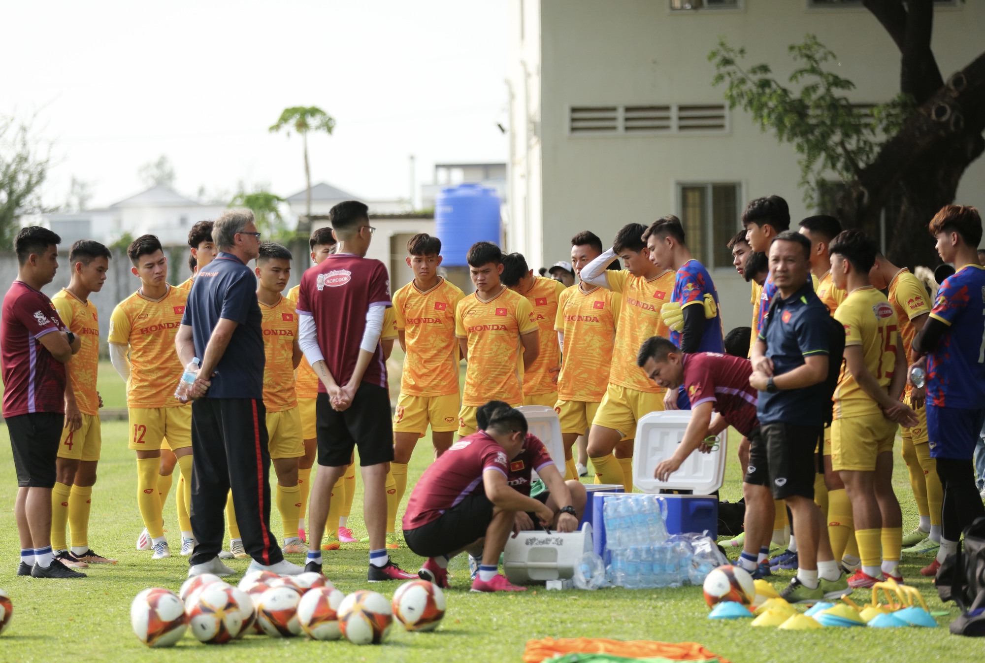 HLV Troussier: "Loại cầu thủ rất khó khăn nhưng tôi cần U.22 Việt Nam có sự cân bằng"