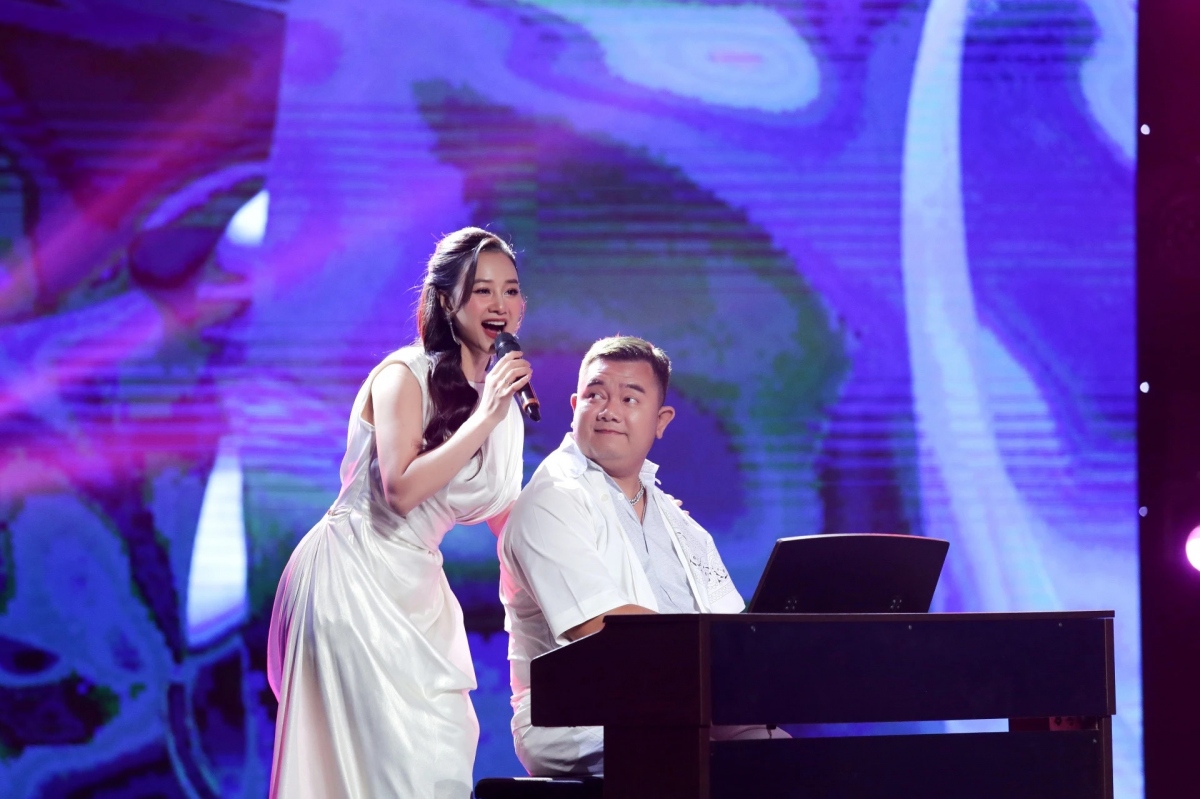 Chuyện showbiz: Á hậu Ngọc Hằng tuyên bố làm ca sĩ