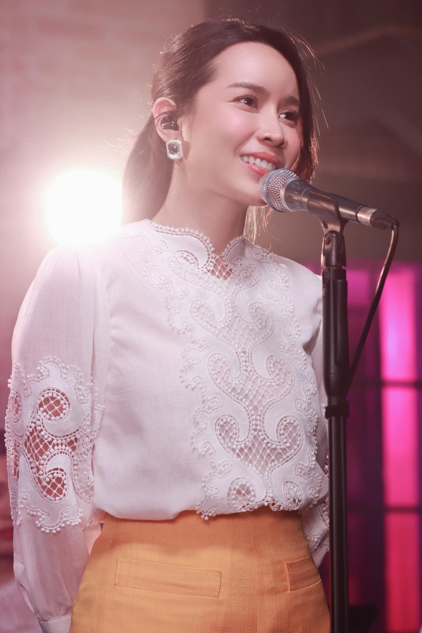 Lưu Hương Giang hốt hoảng khi đọc bài báo về chị gái Lưu Thiên Hương