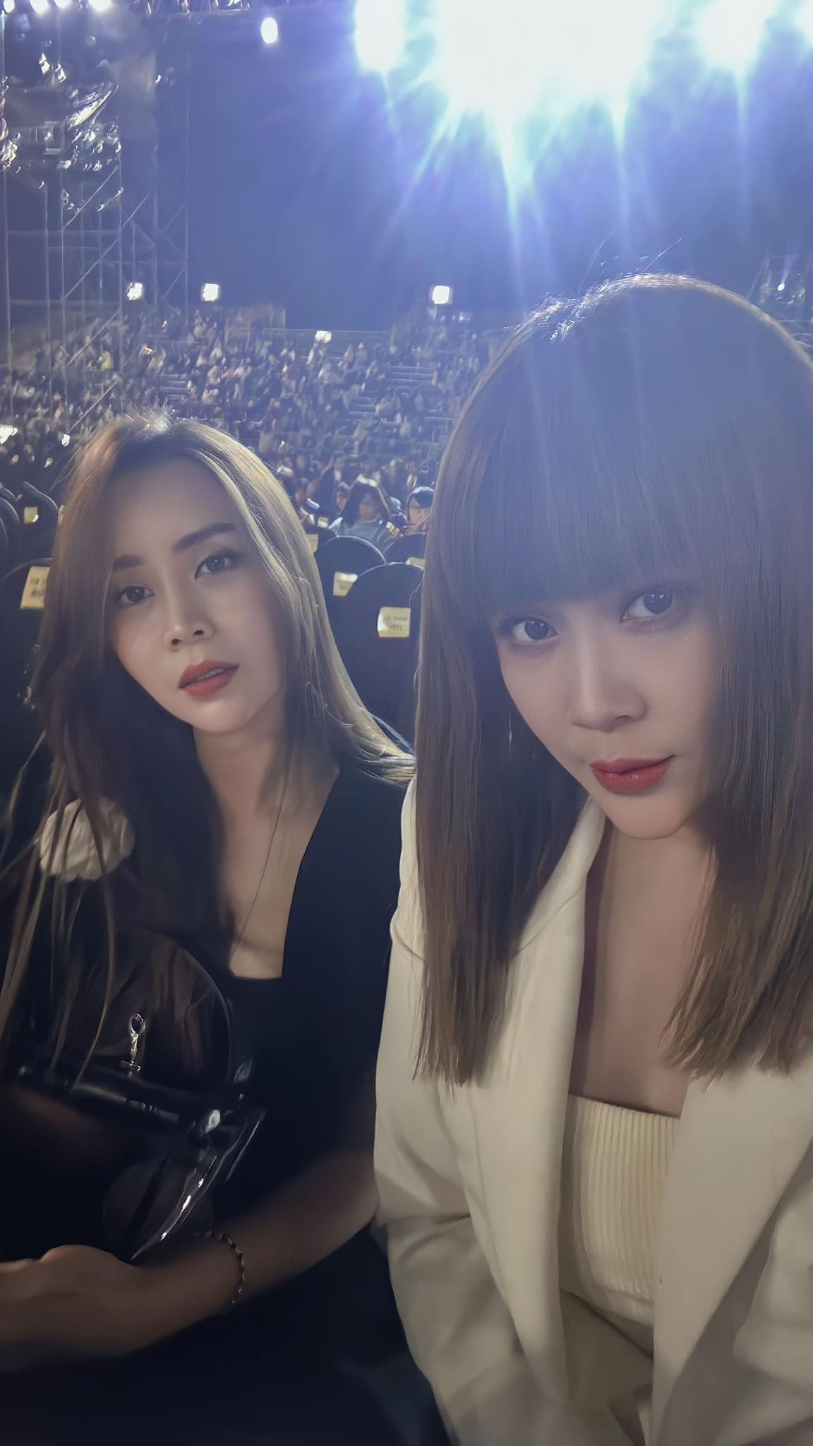 Lưu Hương Giang hốt hoảng khi đọc bài báo về chị gái Lưu Thiên Hương