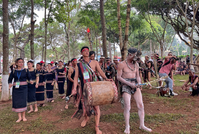 Ngày hội văn hóa các dân tộc là dịp để giới thiệu tinh hoa nghề truyền thống, giá trị văn hóa đặc sắc của các dân tộc tại chỗ. Ảnh: M.C Ngày hội văn hóa các dân tộc là dịp để giới thiệu tinh hoa nghề truyền thống, giá trị văn hóa đặc sắc của các dân tộc tại chỗ. Ảnh: M.C