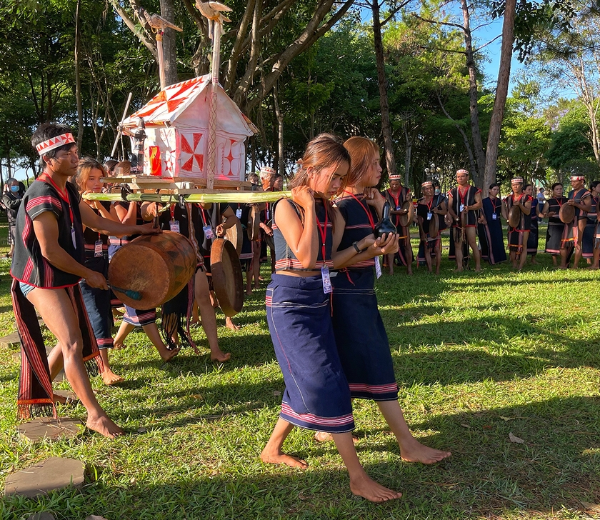 Mỗi dân tộc đều có những giá trị văn hóa đặc sắc giới thiệu tại ngày hội. Ảnh: M.C Mỗi dân tộc đều có những giá trị văn hóa đặc sắc giới thiệu tại ngày hội. Ảnh: M.C