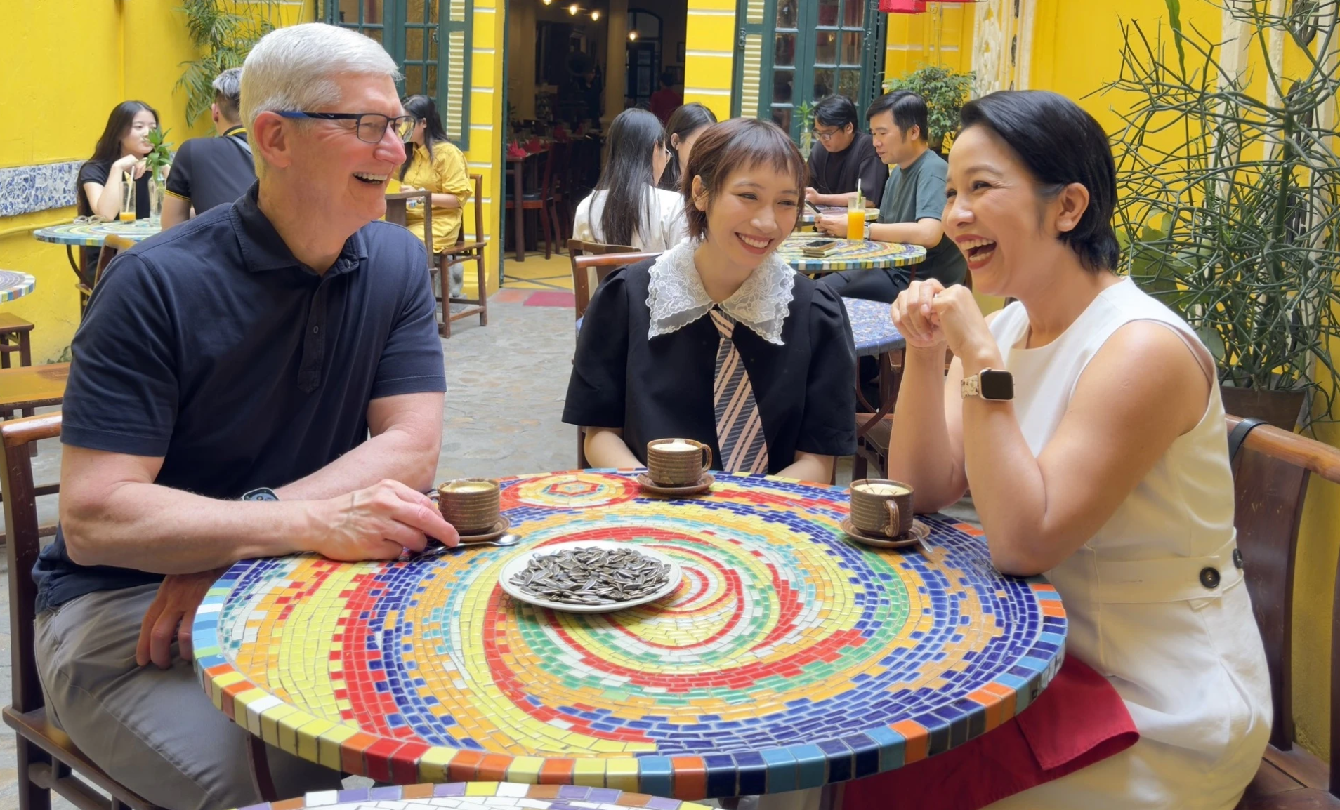 Mỹ Anh nói gì với CEO Tim Cook? Mỹ Anh nói gì với CEO Tim Cook?