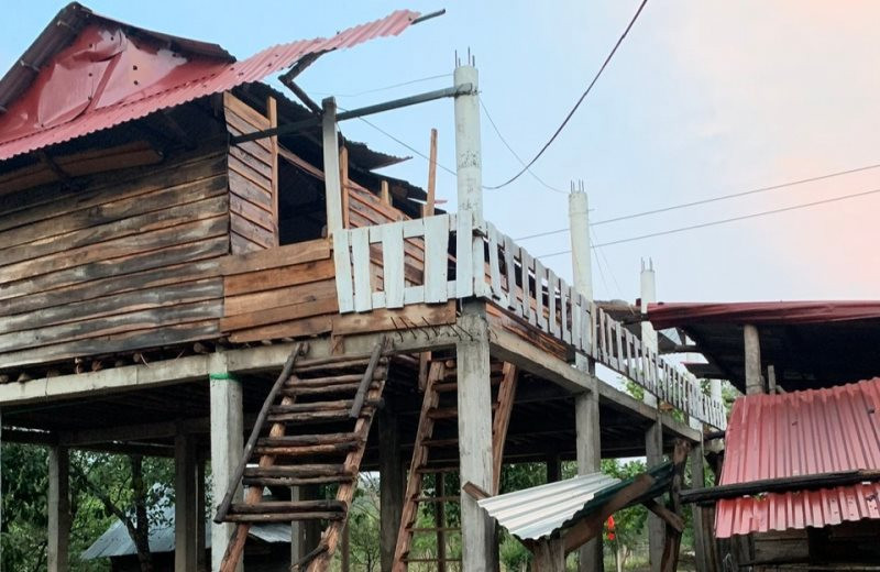 Lốc xoáy kèm mưa đá gây nhiều thiệt hại ở vùng biên giới Quảng Trị