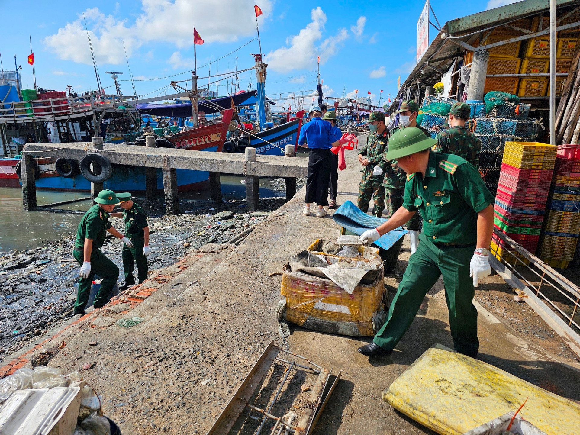 BĐBP Bà Rịa - Vũng Tàu chung tay làm sạch cảng biển và tuyên truyền chống khai thác IUU