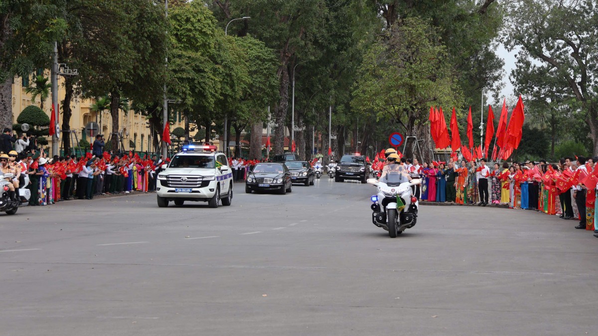 Hà Nội mở lòng hiếu khách và văn hóa giao thông đẹp! Hà Nội mở lòng hiếu khách và nét đẹp văn hóa giao thông