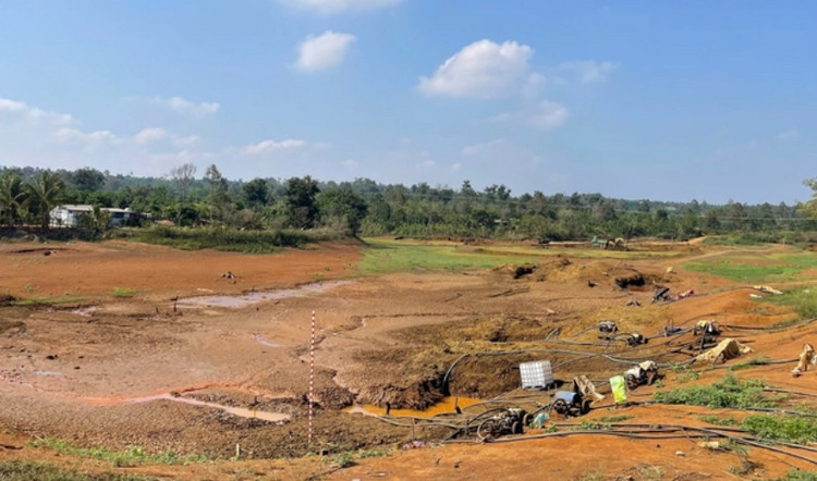 Đắk Lắk: Hàng chục hồ chứa thuỷ lợi đã cạn kiệt nước Đắk Lắk: Hàng chục hồ chứa thuỷ lợi đã cạn kiệt nước