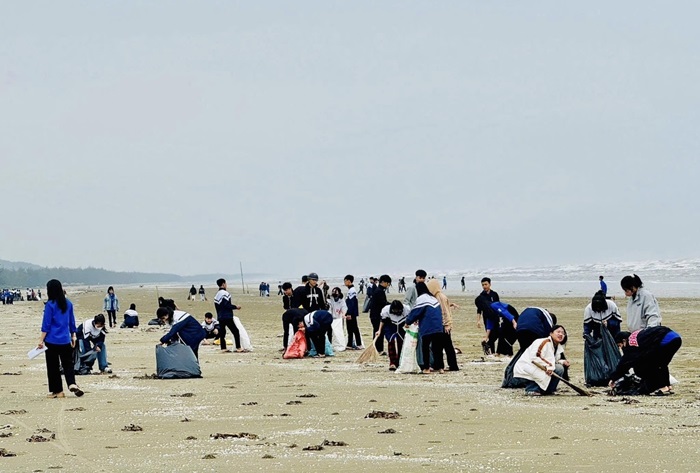 Hà Tĩnh: Ra quân vệ sinh môi trường biển đón mùa du lịch 2025 Hà Tĩnh: Ra quân vệ sinh môi trường biển đón mùa du lịch 2025