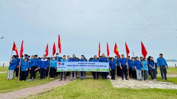 Hà Tĩnh: Ra quân vệ sinh môi trường biển đón mùa du lịch 2025