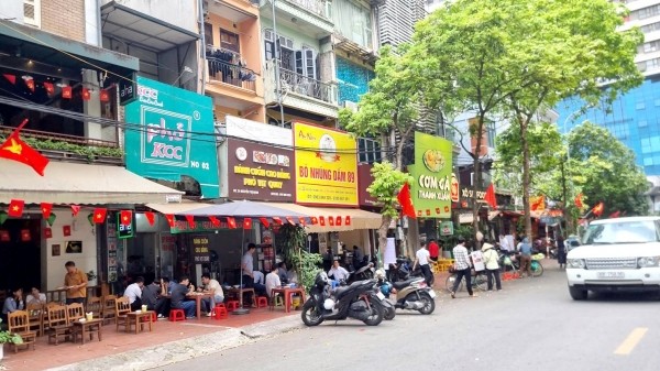 Vỉa hè cho người đi bộ: Giành được, sao không giữ được?