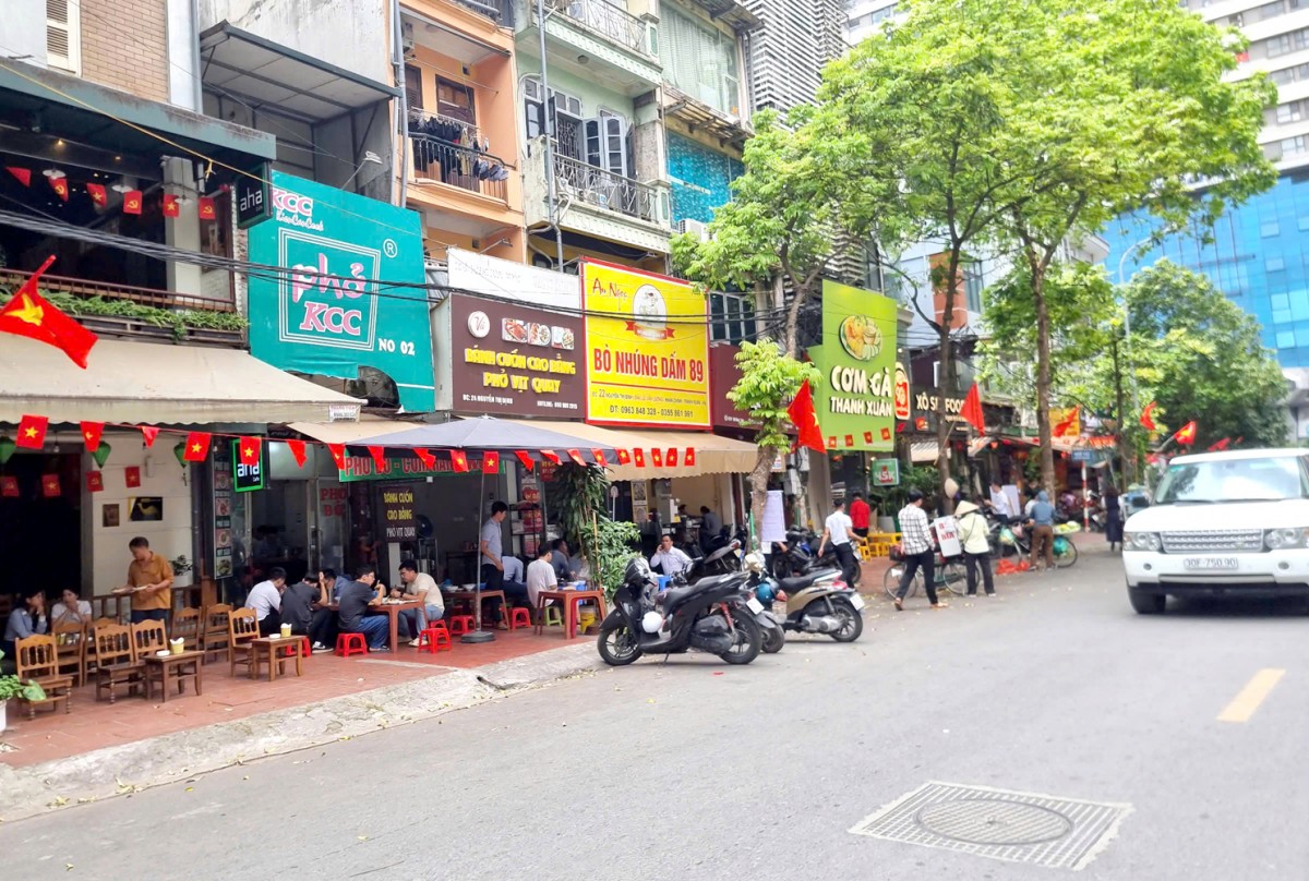 Vỉa hè cho người đi bộ: Giành được, sao không giữ được? Vỉa hè cho người đi bộ: Giành được, sao không giữ được?