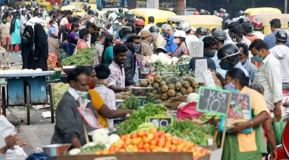 Nắng nóng khiến giá rau xanh tại Mumbai tăng mạnh